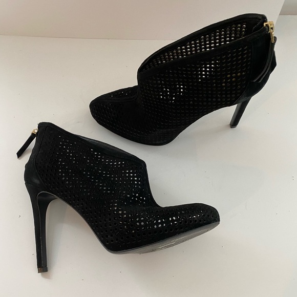 Vince Camuto sexy booty - Picture 1 of 5